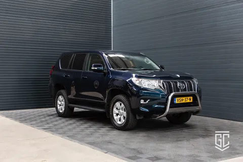 Toyota Land Cruiser 2.8 D-4D-F Challenger Window Van