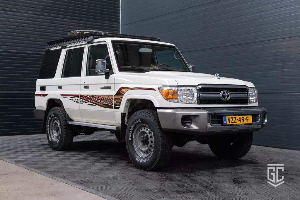 Toyota Land Cruiser GRJ76